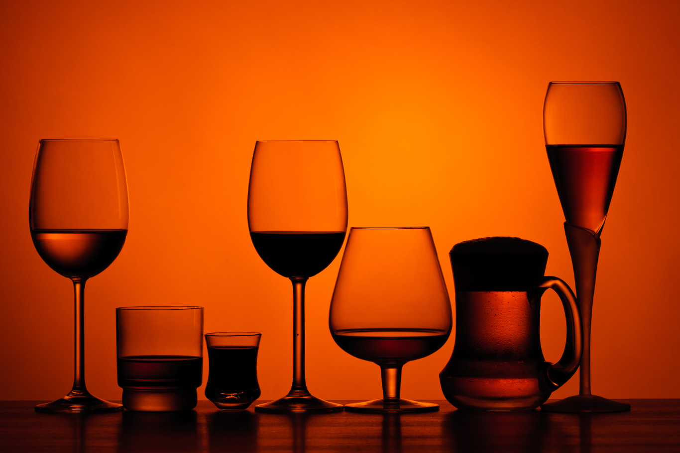 Image de diff&eacute;rents verres &eacute;voquant l'ambiance typique d'un bar ou d'un caf&eacute;