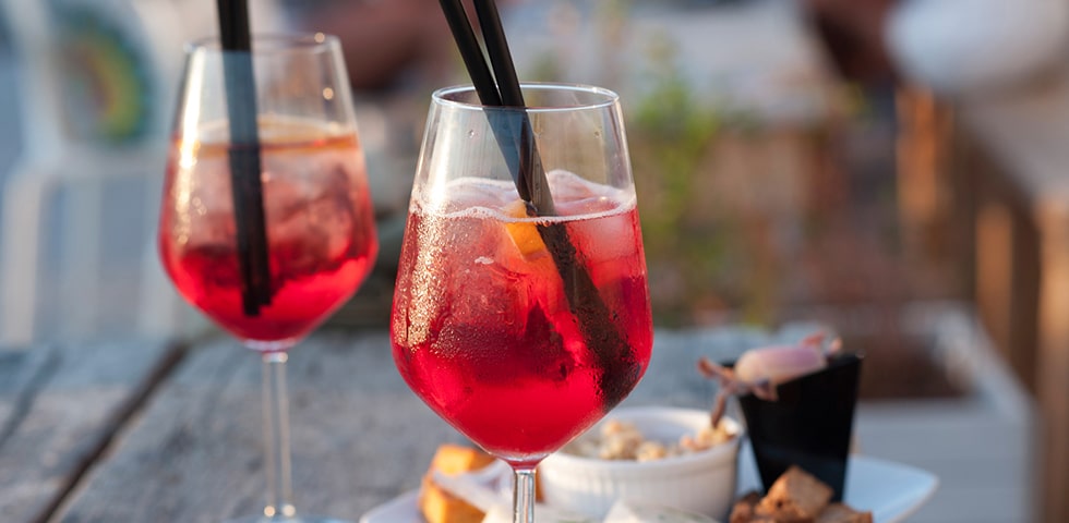 verre à cocktails en terrasse