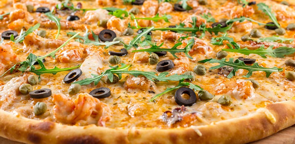 Pizza avec des olives et de la salade